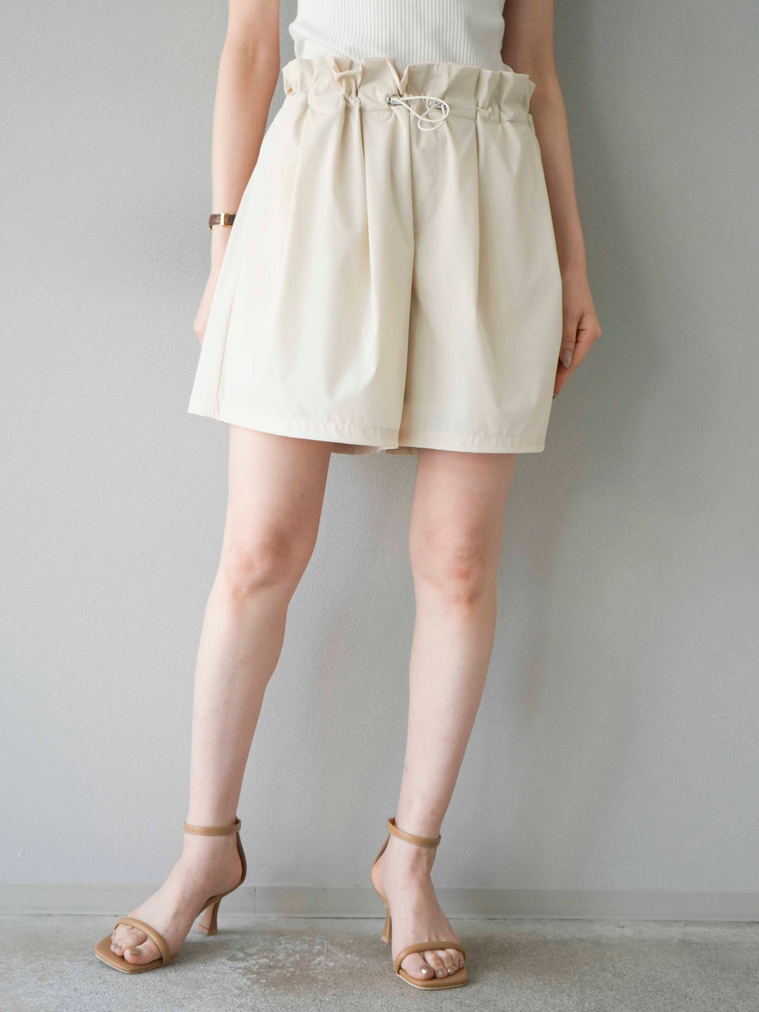 [預購] ICE TOUCH 荷葉邊褶皺短褲/米白色
