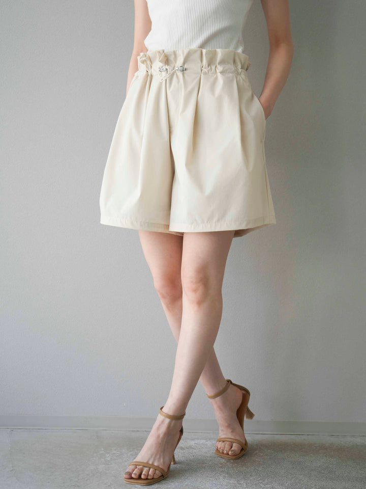 [預購] ICE TOUCH 荷葉邊褶皺短褲/米白色