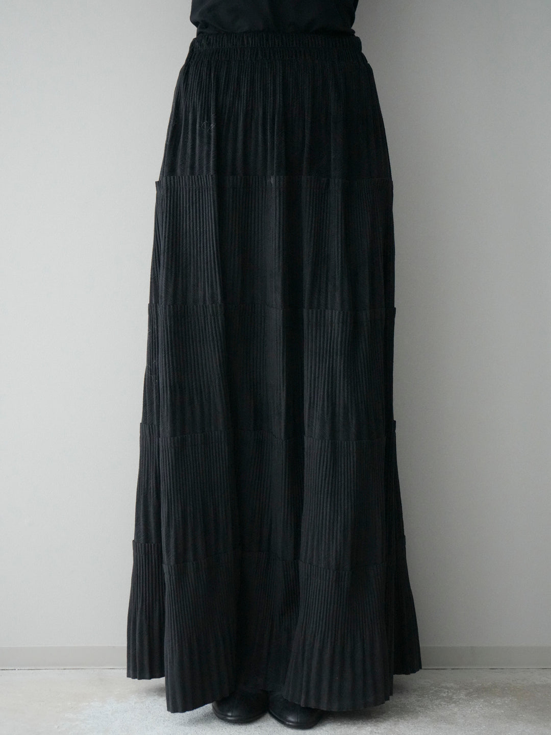 [予約]型押しスエードティアードプリーツスカート/black