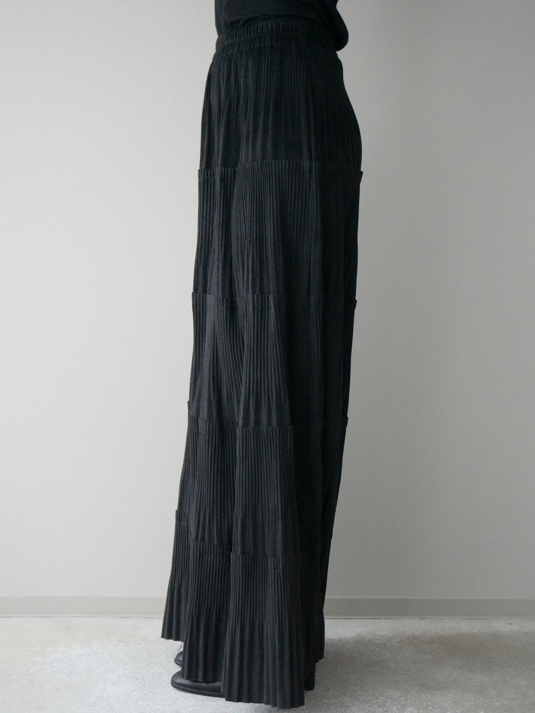 [予約]型押しスエードティアードプリーツスカート/black