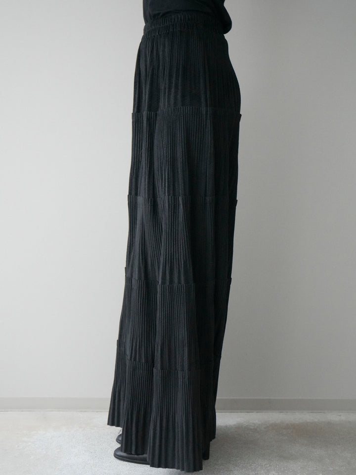 [予約]型押しスエードティアードプリーツスカート/black