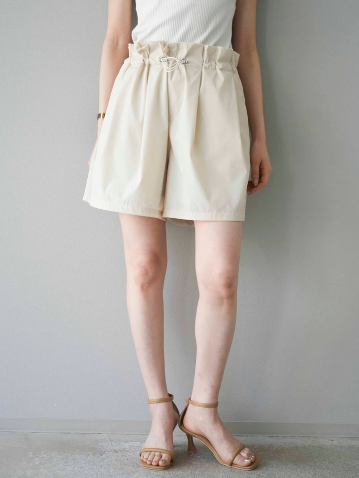 [預購] ICE TOUCH 荷葉邊褶皺短褲/米白色