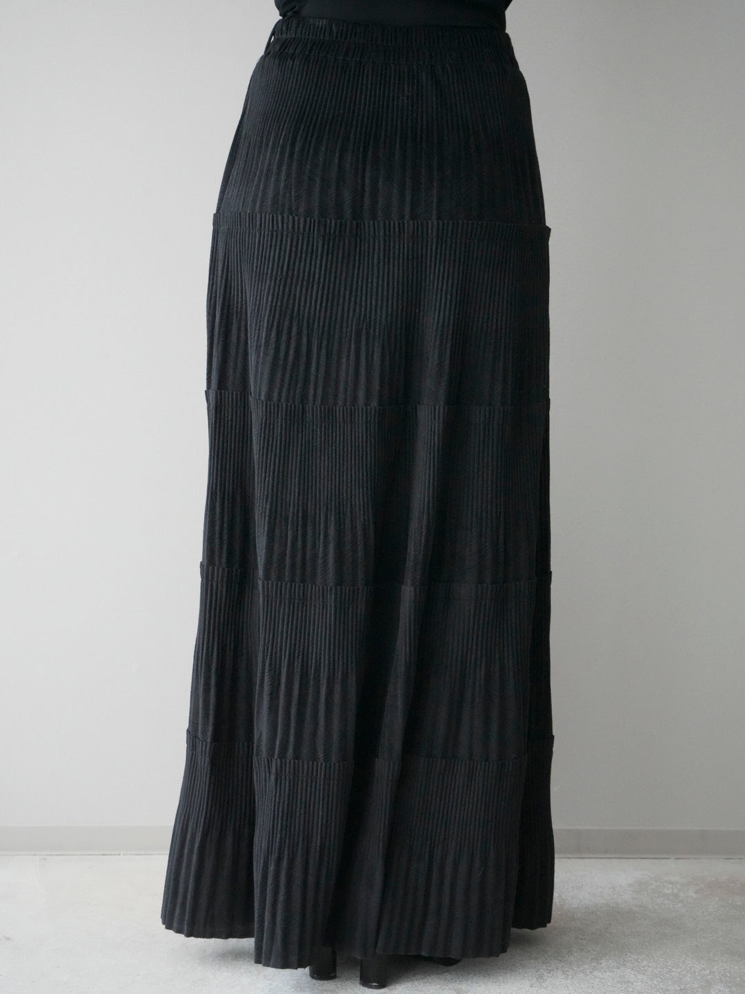 [予約]型押しスエードティアードプリーツスカート/black