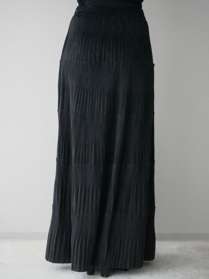 [予約]型押しスエードティアードプリーツスカート/black