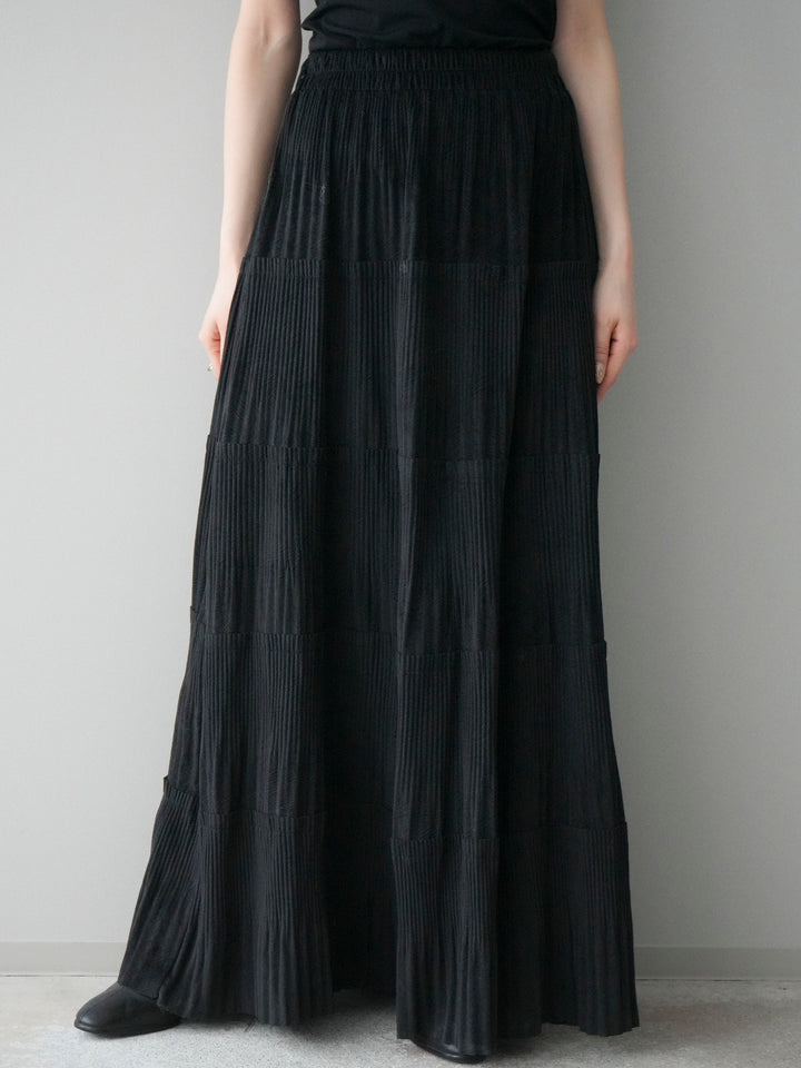 [予約]型押しスエードティアードプリーツスカート/black