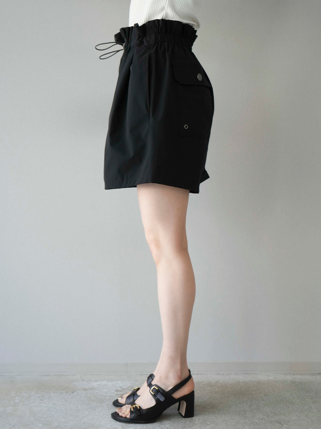 [預購] ICE TOUCH 荷葉邊褶皺短褲/黑色