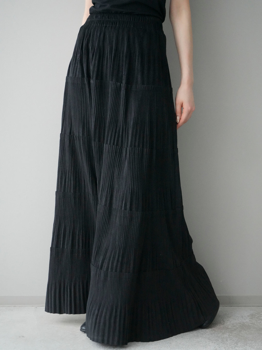 [予約]型押しスエードティアードプリーツスカート/black