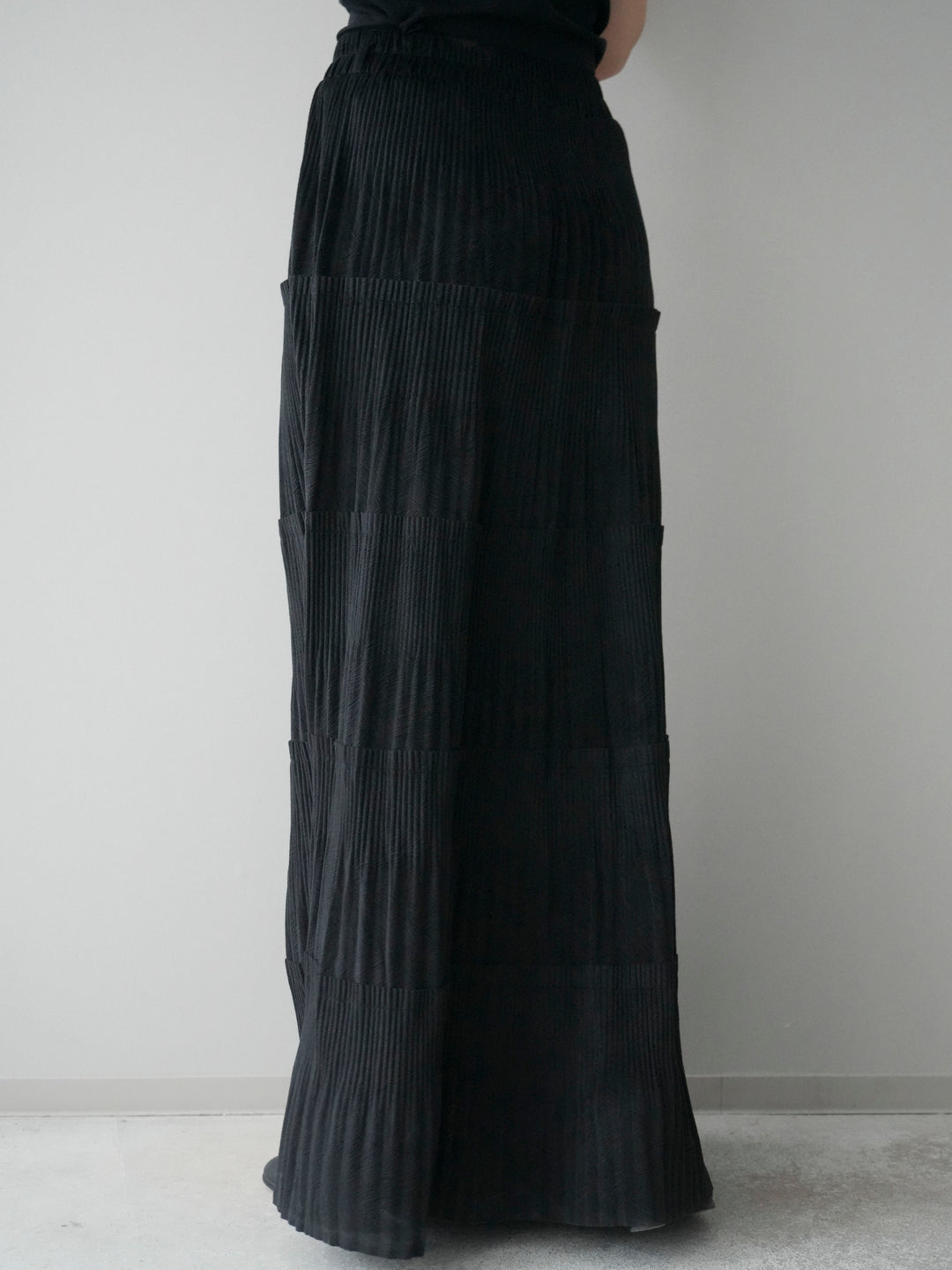 [予約]型押しスエードティアードプリーツスカート/black