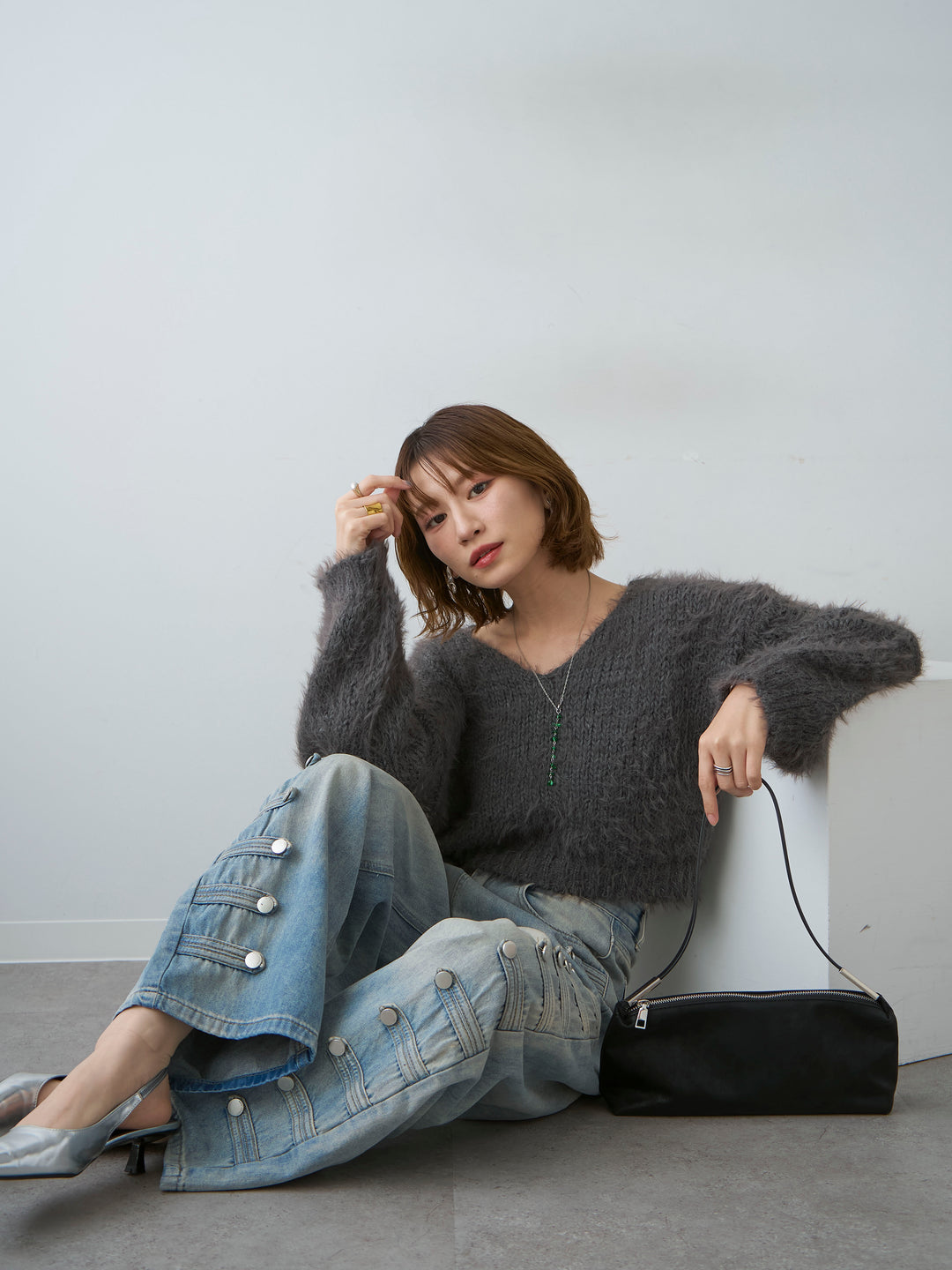 [予約]Vネックシャギークロップニットトップス/charcoal