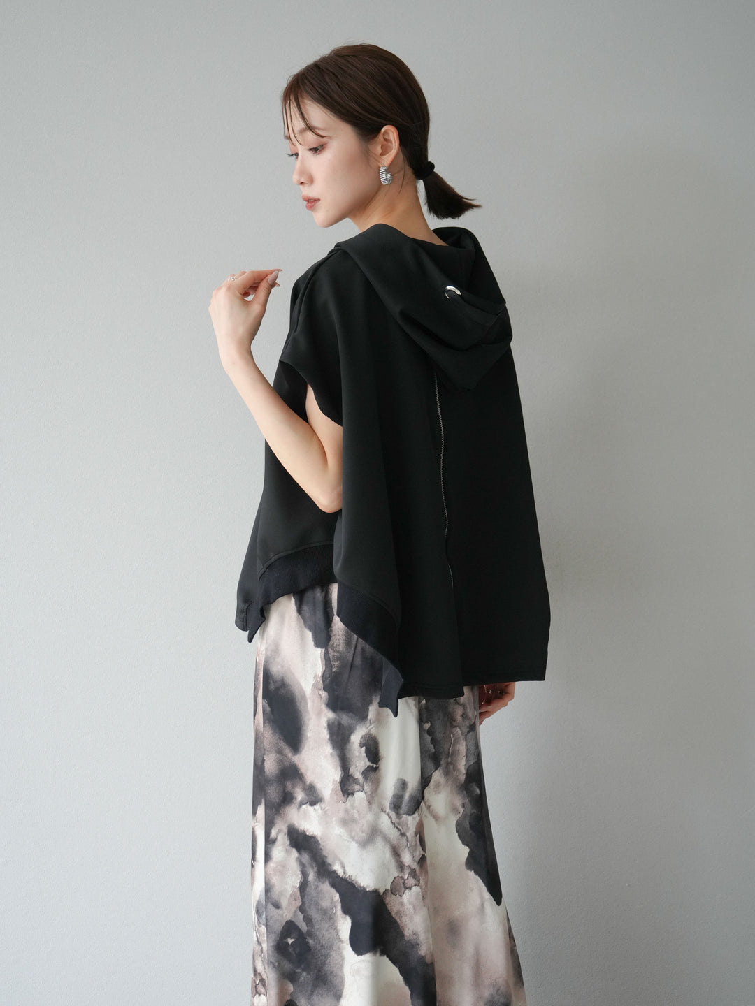 [SET]アシンメトリードルマンバックZIPフーディー+ニュアンスサテンフリルスカート(2set)