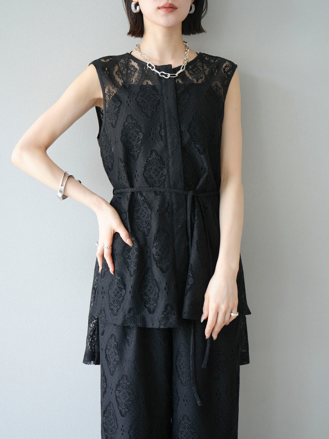 [SET] 緞面滾邊蕾絲無袖上衣 + 蕾絲疊穿休閒褲 (2件套)