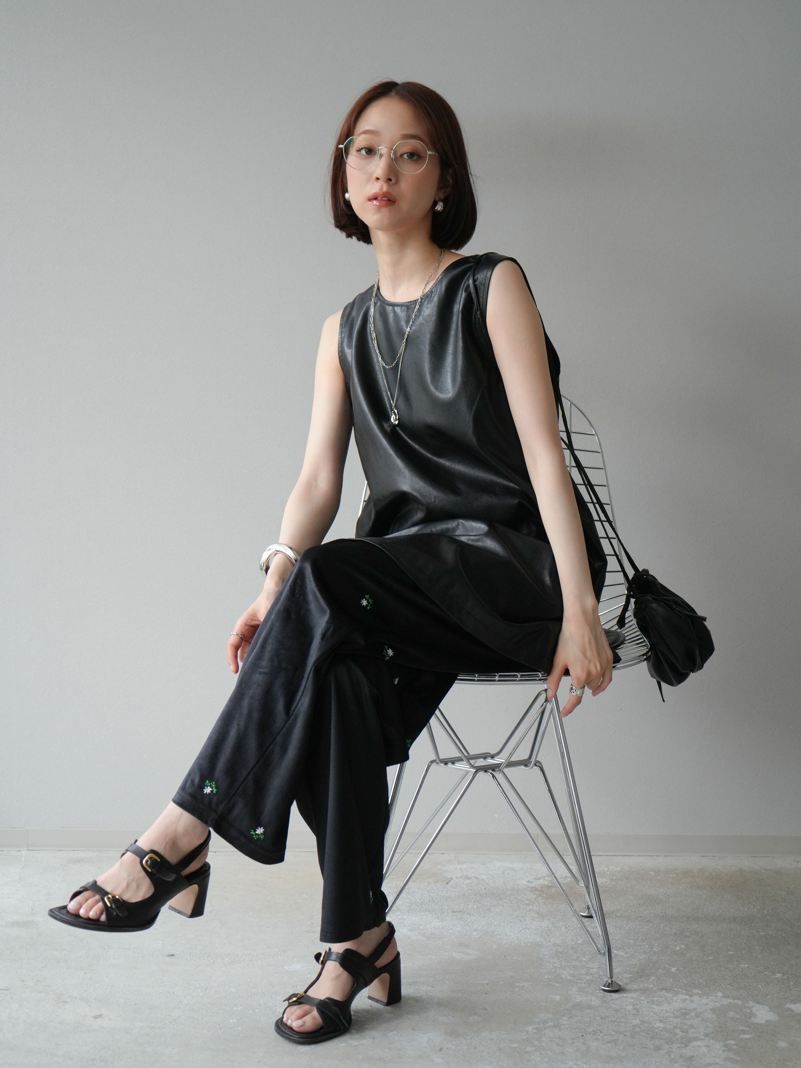 予約]ショルダーポーチ付レザーミニワンピース/ブラック – Lumier