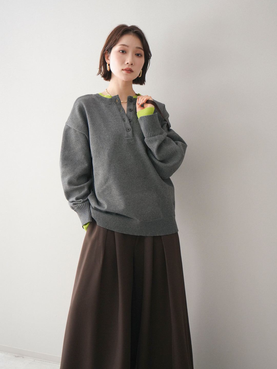 [予約]2WAYネック配色レイヤードニットプルオーバー/charcoal