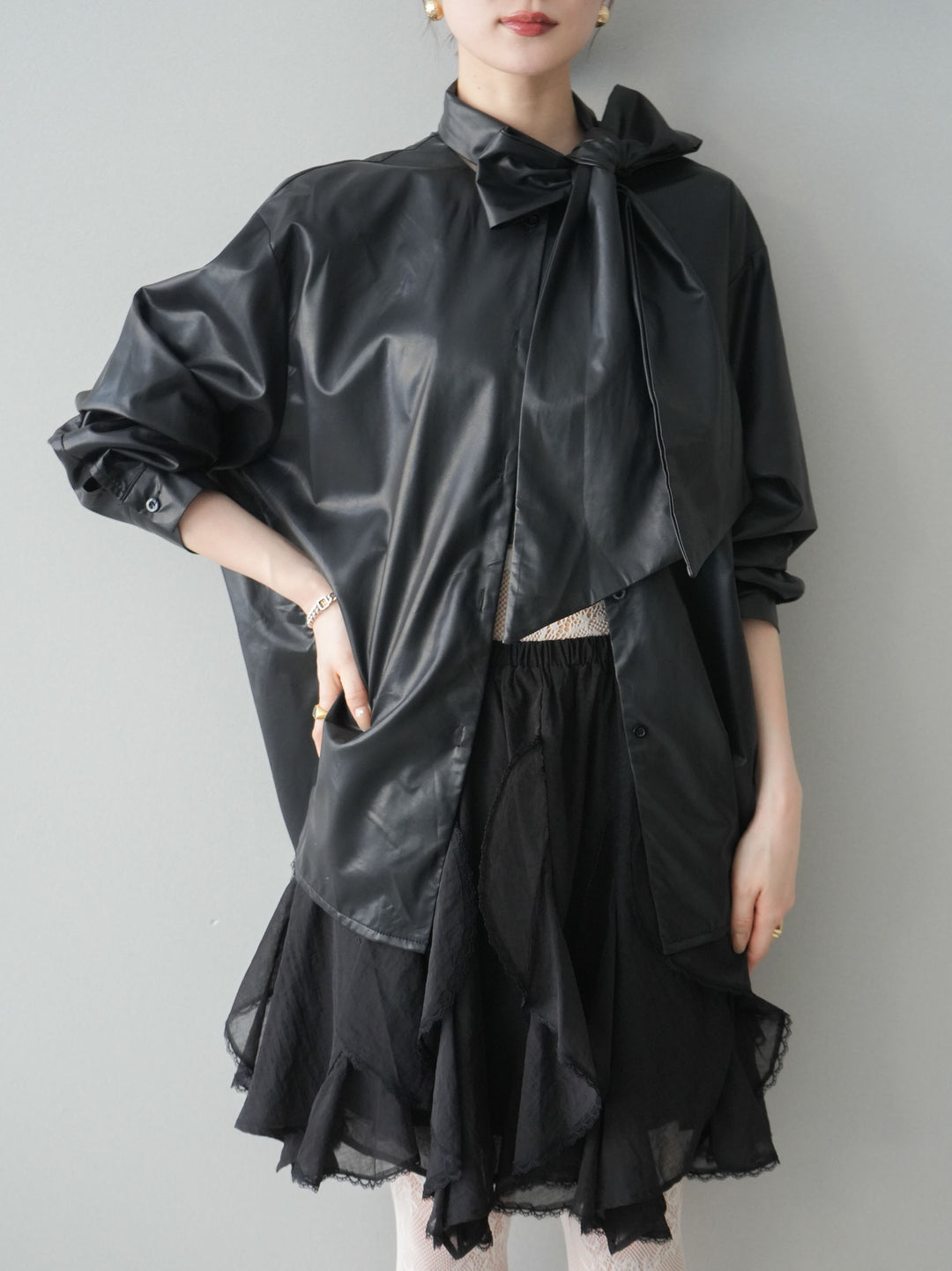 [予約]フェイクレザーボウタイブラウス/black