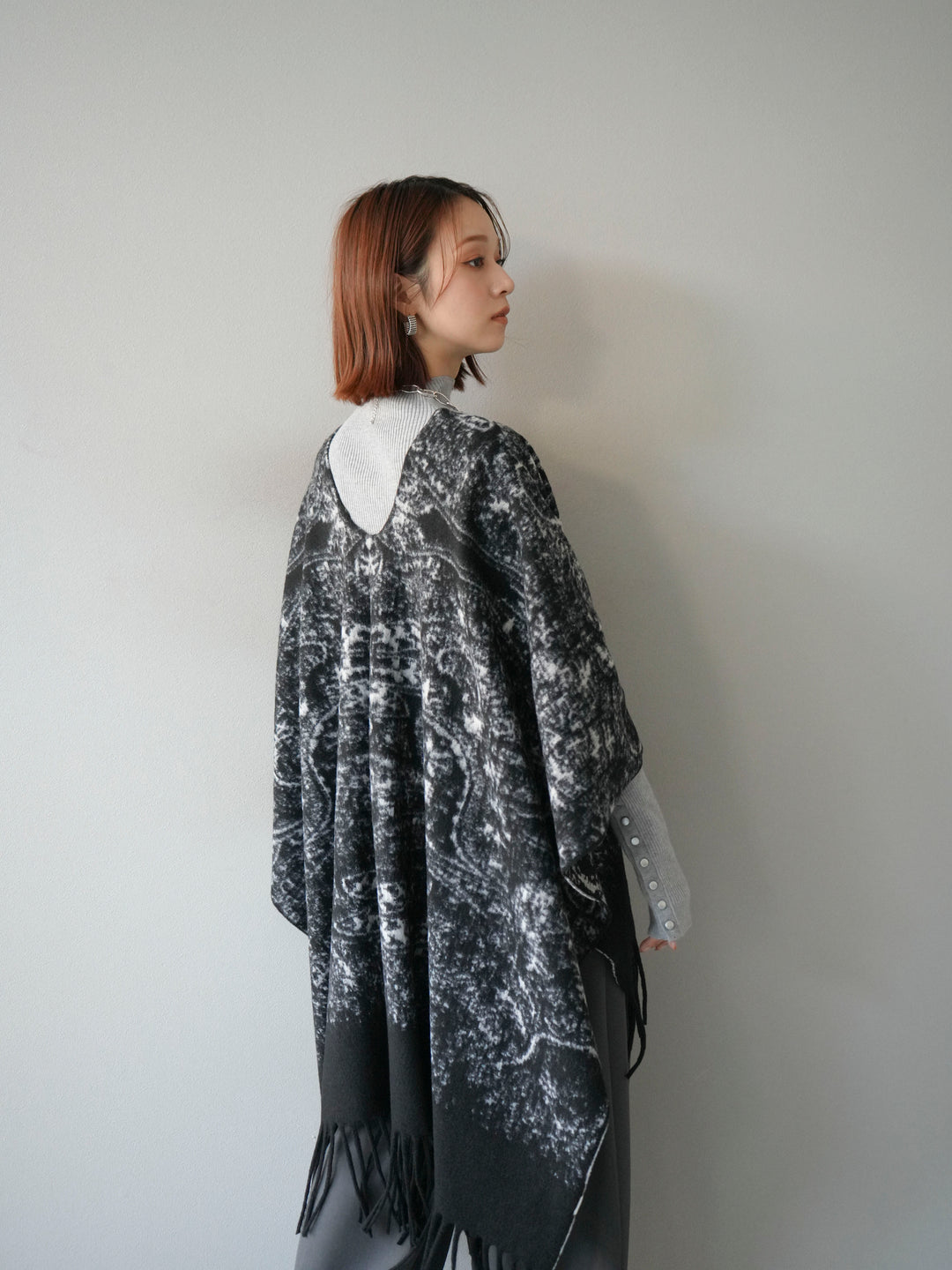 [予約]アブストラクト柄ストールポンチョ/ブラック