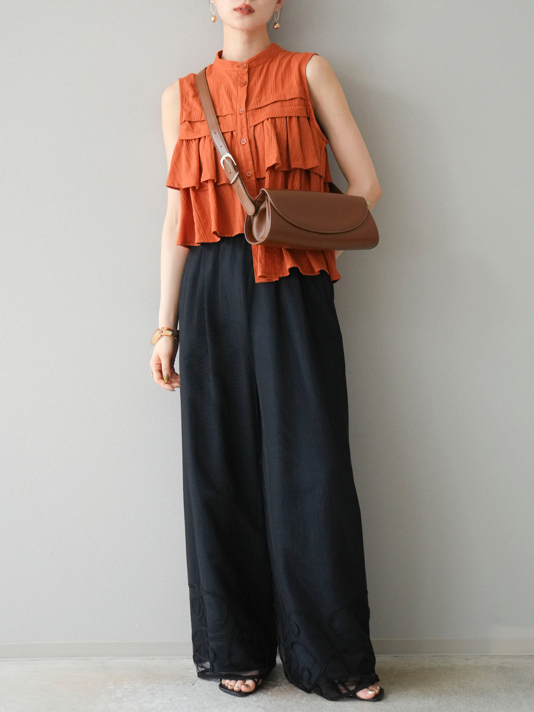 [SET]ドビーストライプアシンメトリーフリルノースリブラウス+コード刺繍チュールレイヤードパンツ(2set)