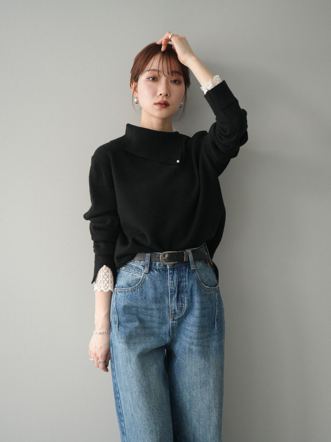 【預購】袖口蕾絲珍珠裝飾撞色針織上衣 / 黑色