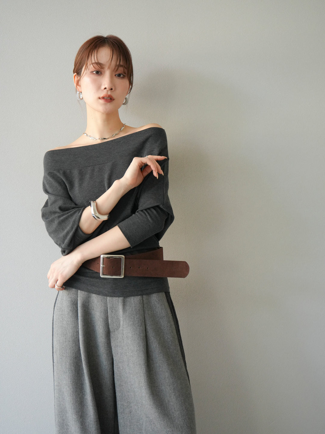 [予約]ベルト付オフショルカットソー/チャコール