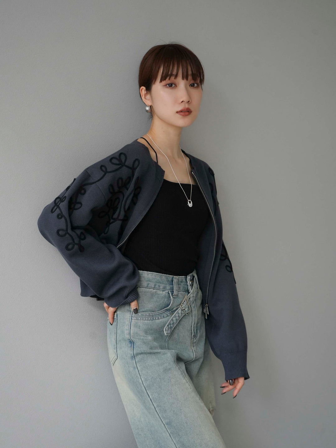 [SET]コード刺繍コットンニットジップカーディガン+ダブルストラップカットリブブラキャミソール+ベルトアシンメトリーダメージデニム(3set)