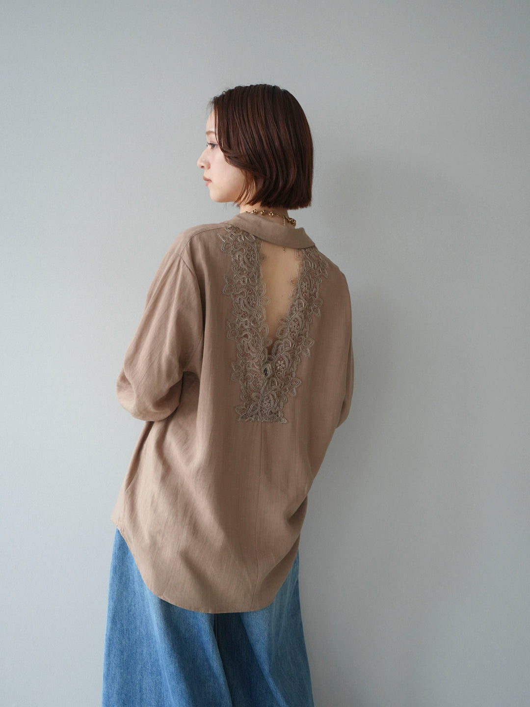 [予約]バックVレースデザインシャツ/beige