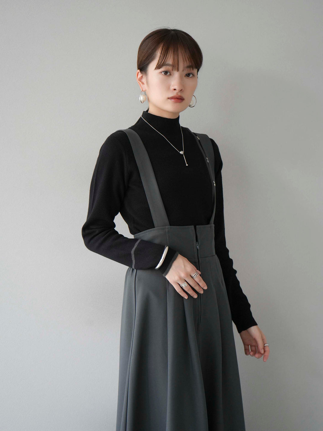 [予約]ボトルネック配色デザインボタンニットトップス/ブラック