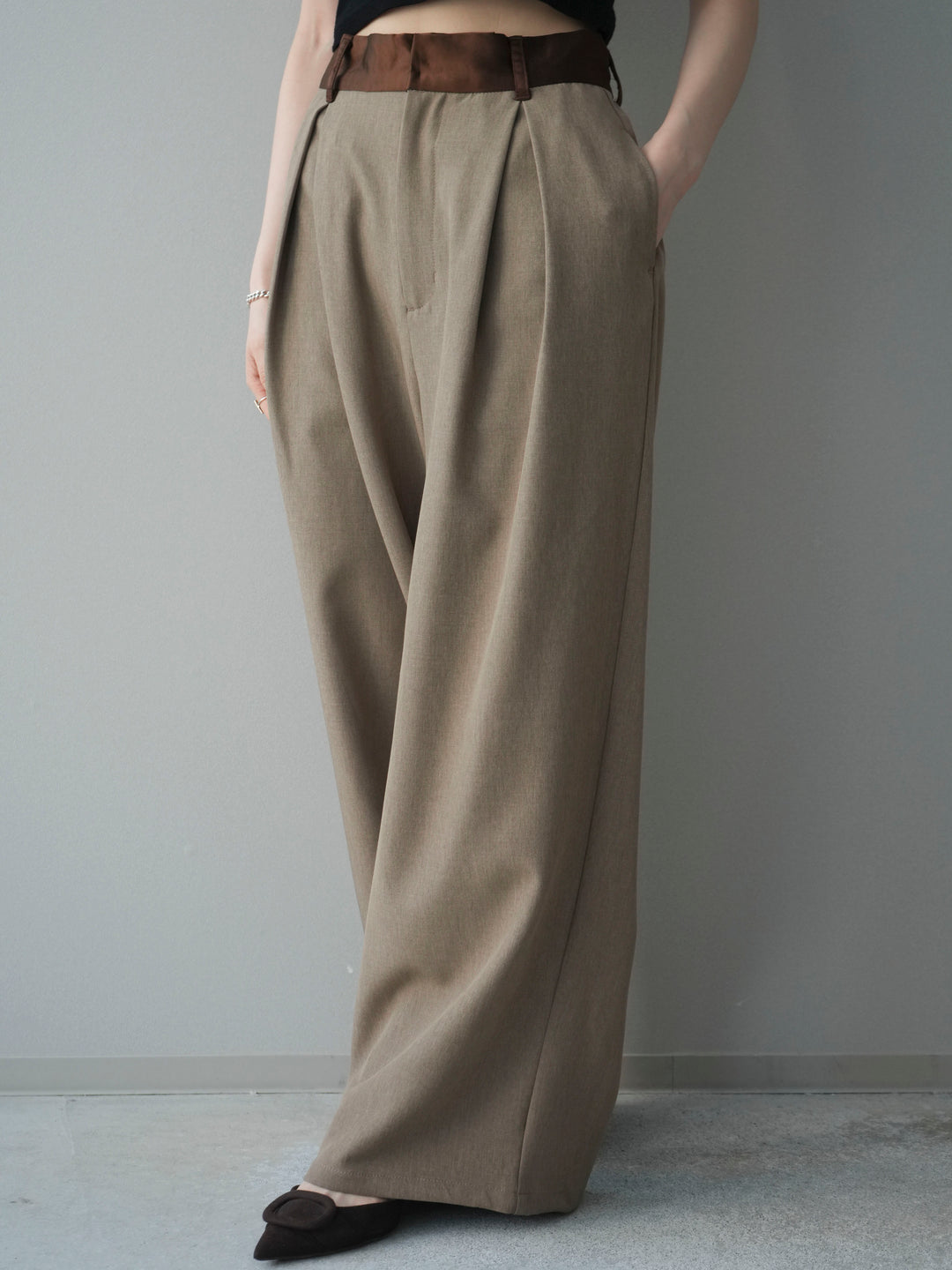 [予約]サテンベルトタックワイドパンツ/beige