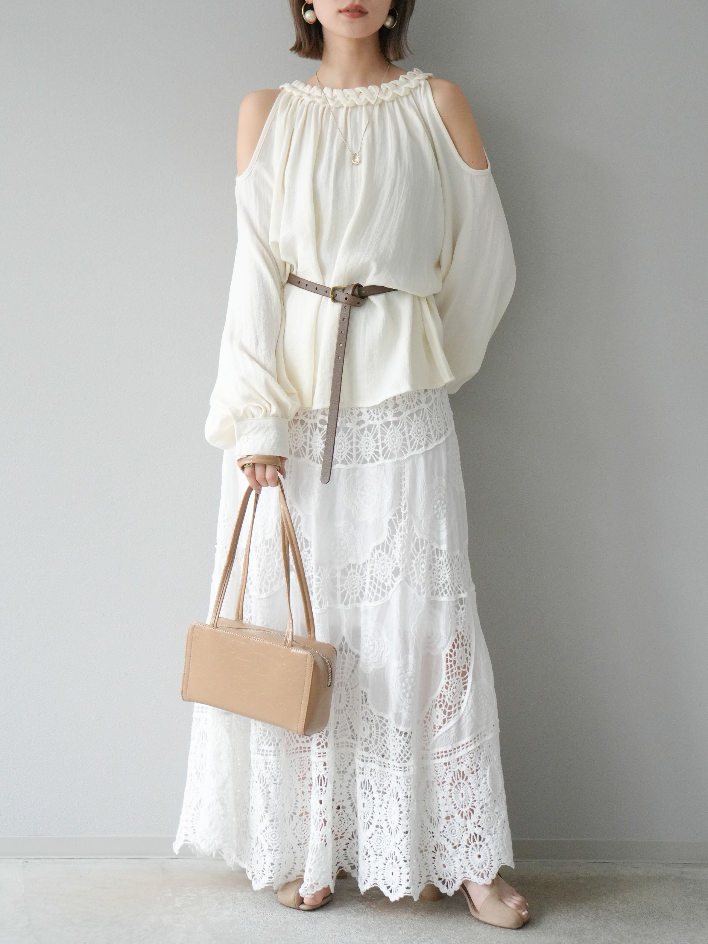 予約]コードステッチオープンショルダーブラウス/アイボリー – Lumier