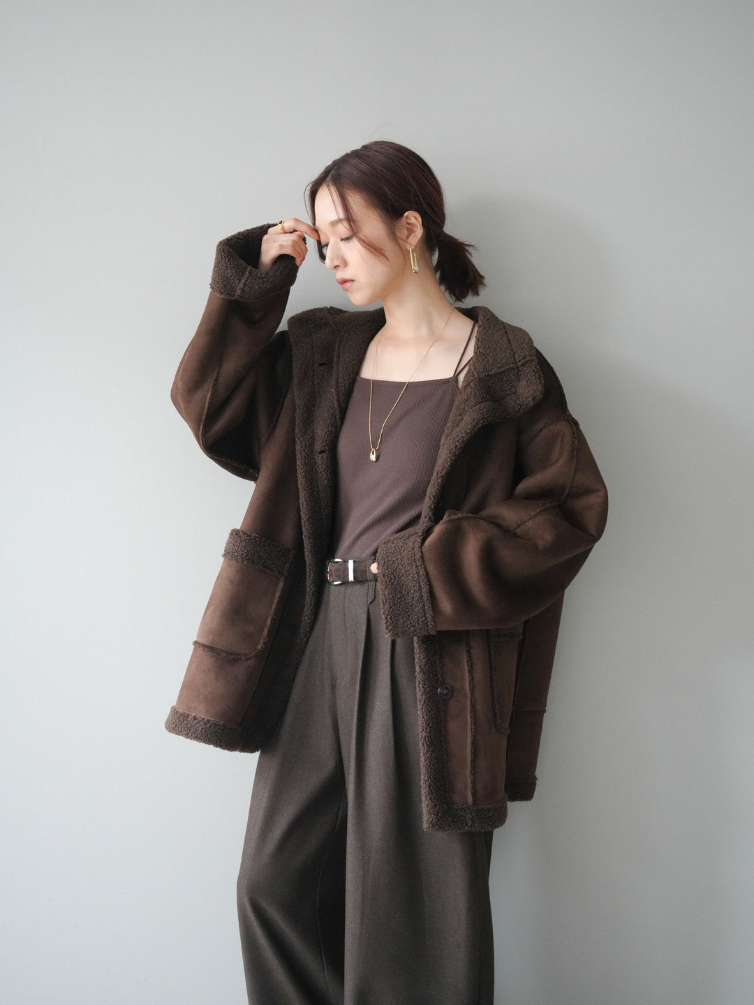 [SET]スタンドネックフェイクムートンミディアムコート+カップ付きバッククロスキャミソール+アニマル柄ベルト付きウールタッチワイドパンツ(3set)