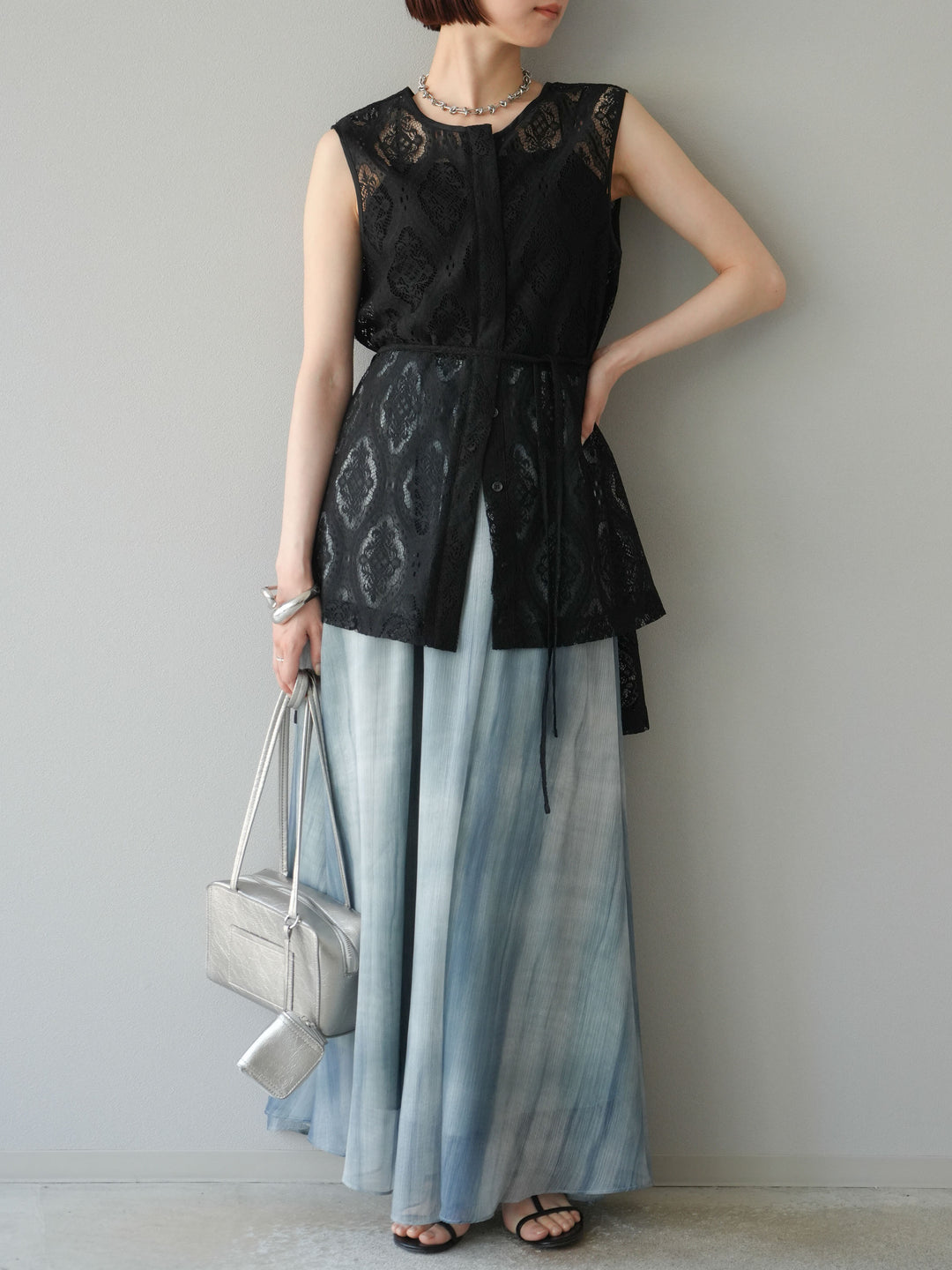 [SET] 緞面滾邊蕾絲無袖上衣 + nuance 透視喇叭裙 (2 套)