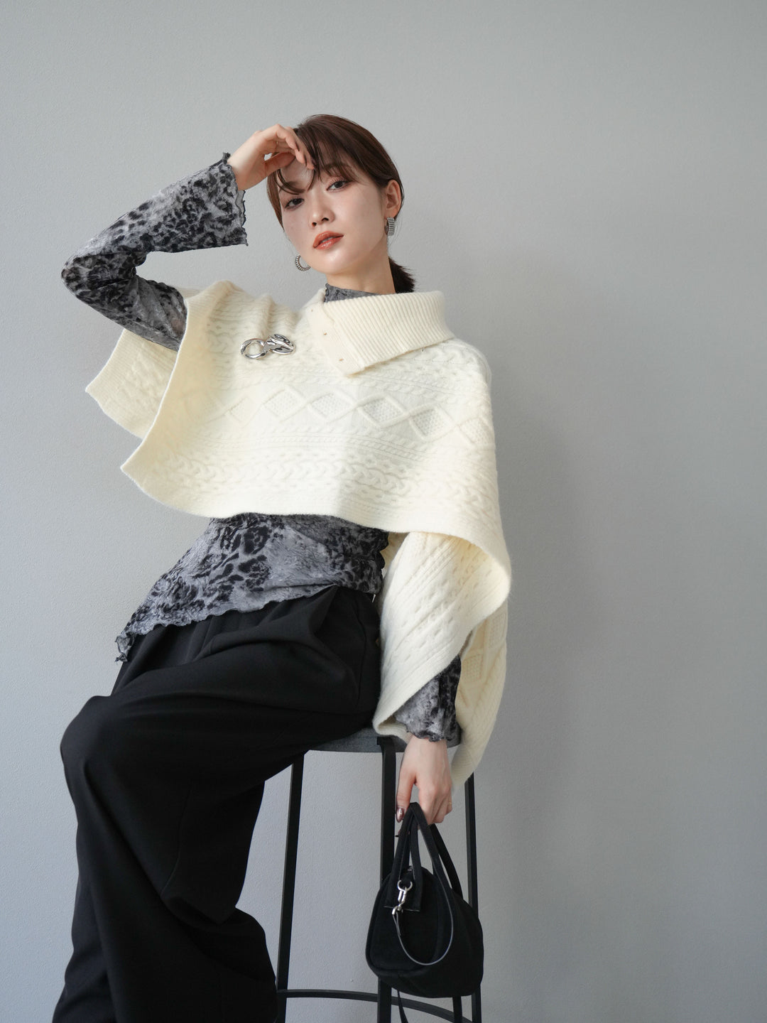 [予約]ケーブル編みニットケープ/ホワイト