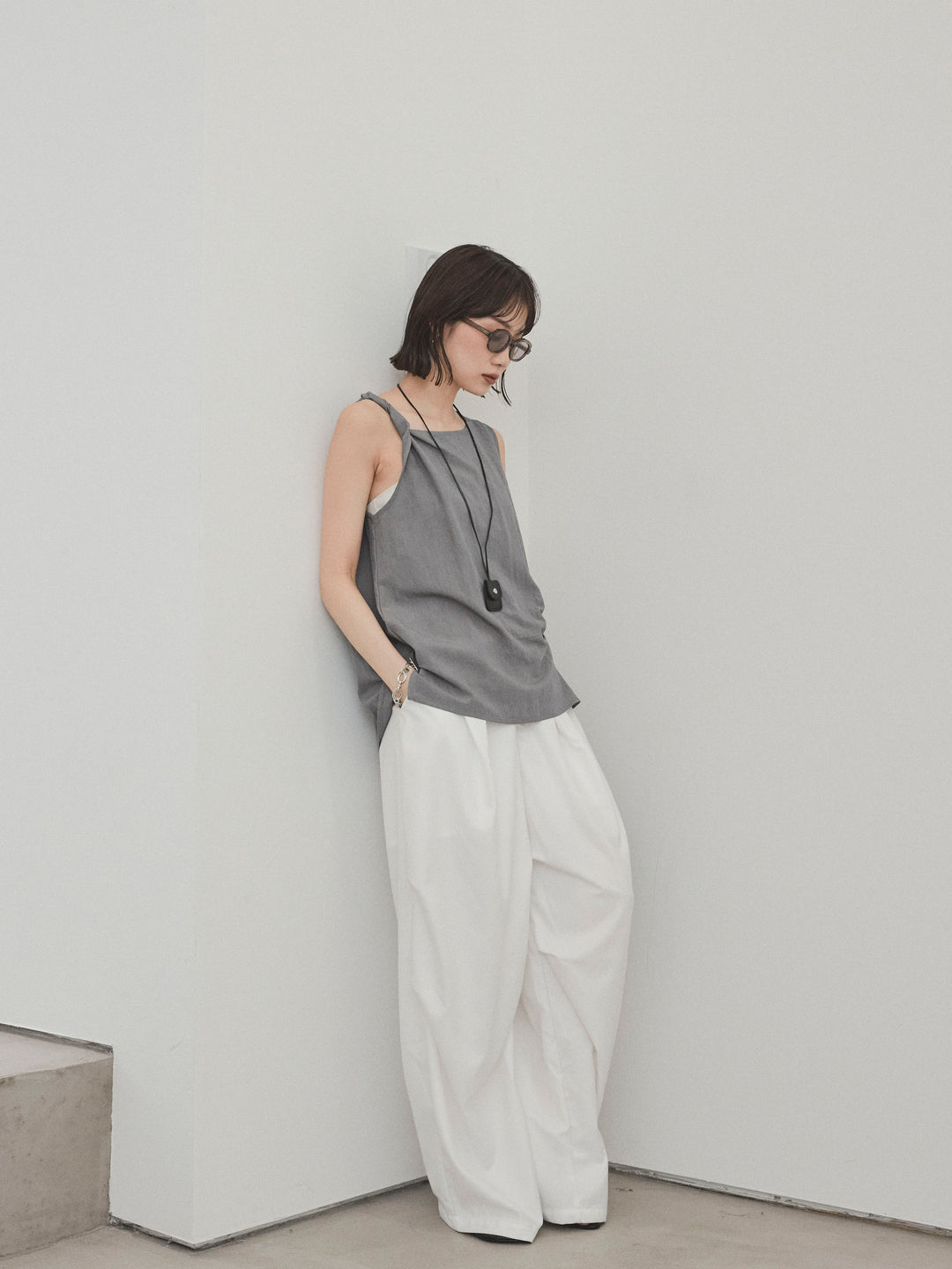 [SET]レザーネックレス付ツイストノースリブラウス+デザインループサイドタックパンツ(2set)