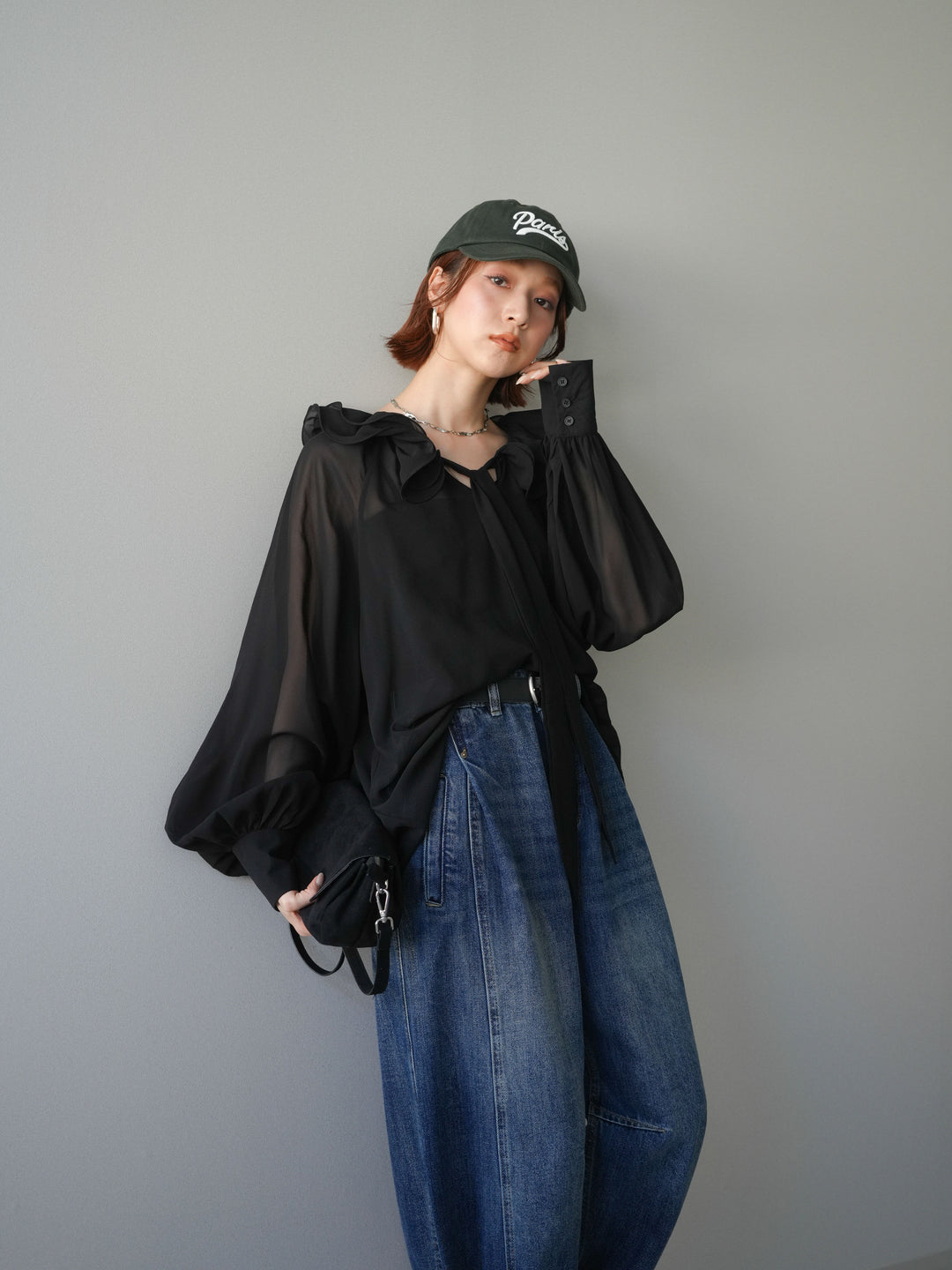 [予約]ラッフルネックシアーブラウス/black