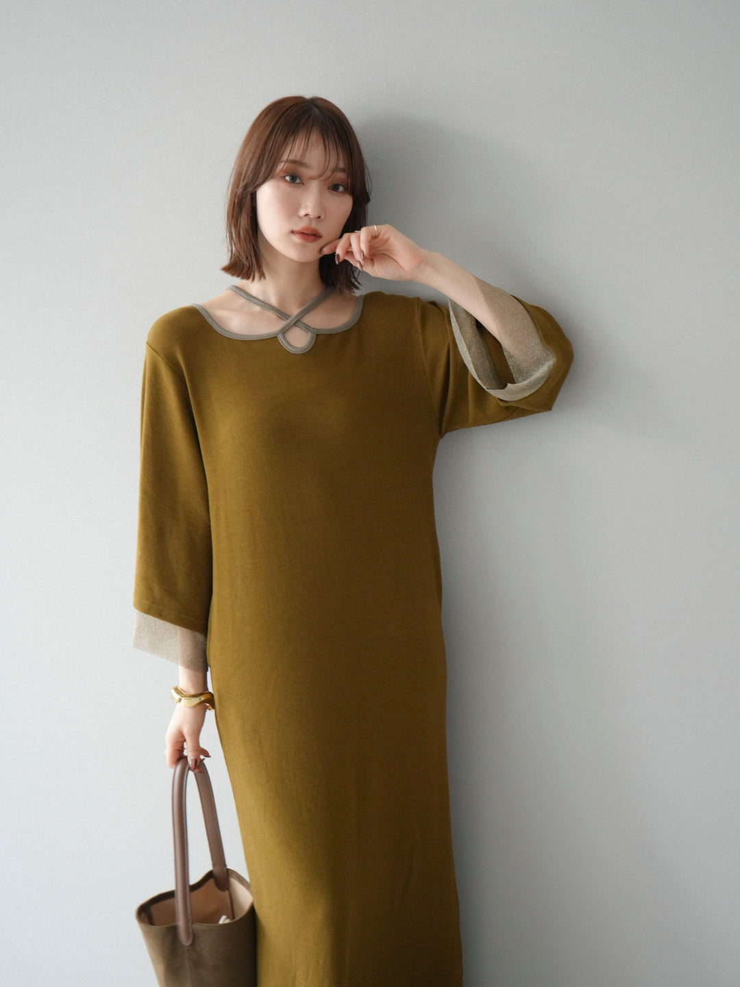 [予約]デザインネックラメシアー切替ニットワンピース/カーキ
