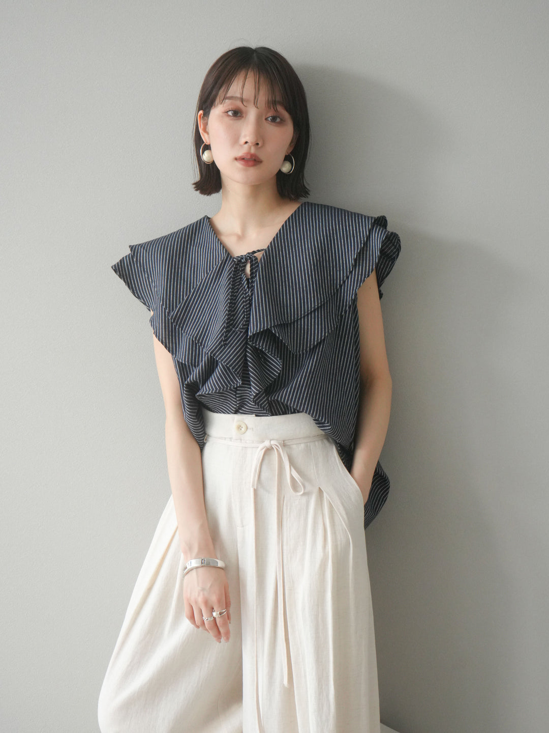 [予約]リネンライクストライプラッフルブラウス/ネイビー