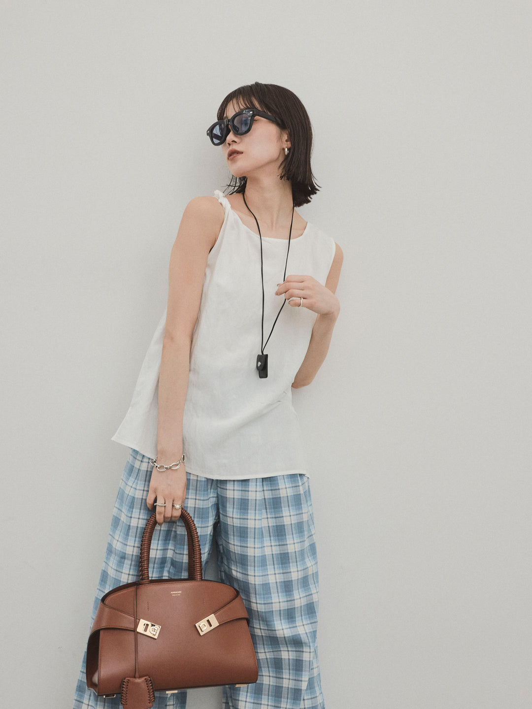 [SET] 扭紋無袖上衣配皮項鍊 + 格紋寬褲 (2 件套)