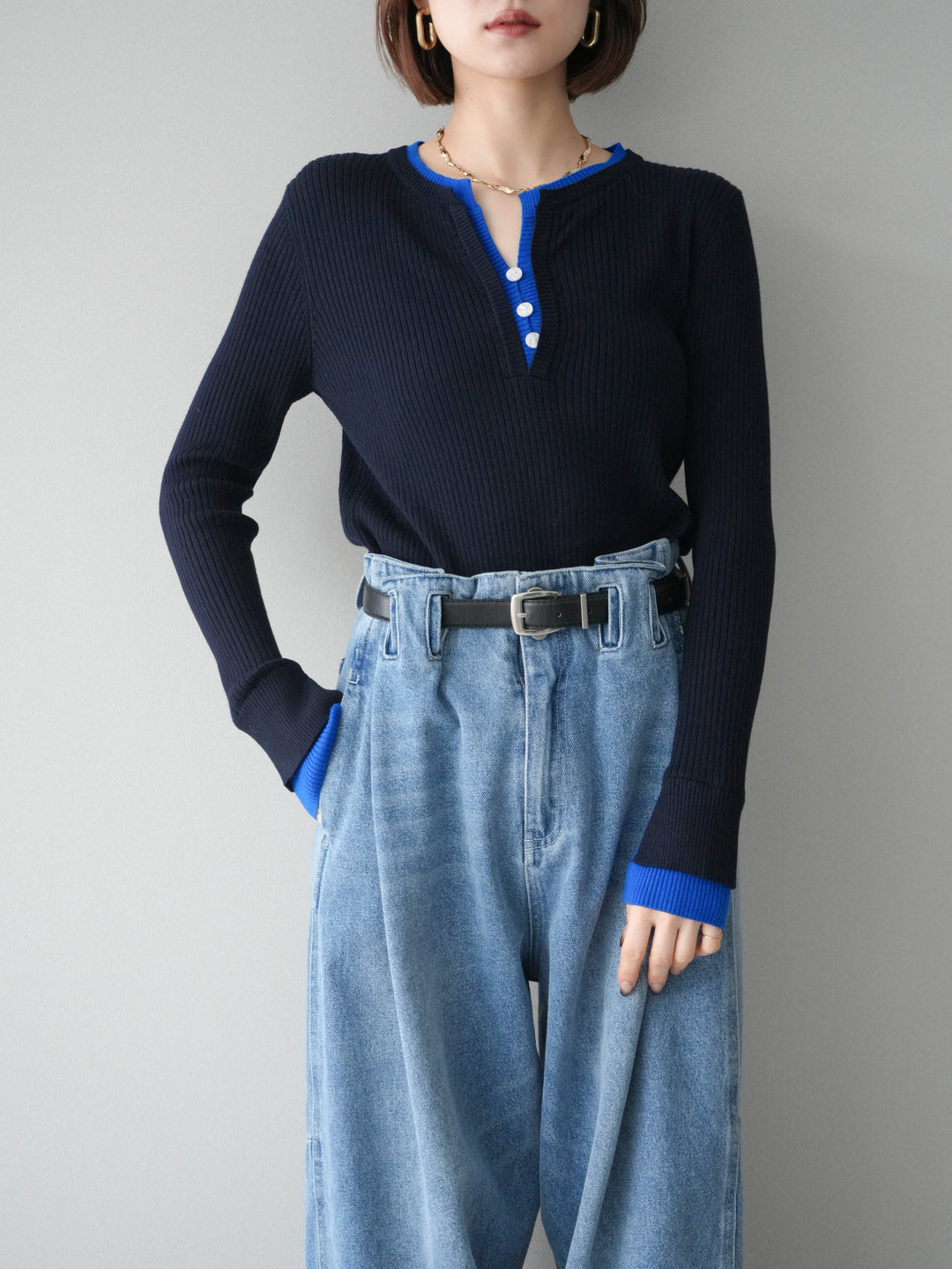 [SET]バイカラーキーネックリブニットトップス+ハイウエストベルトループデザインデニムパンツ(2set)