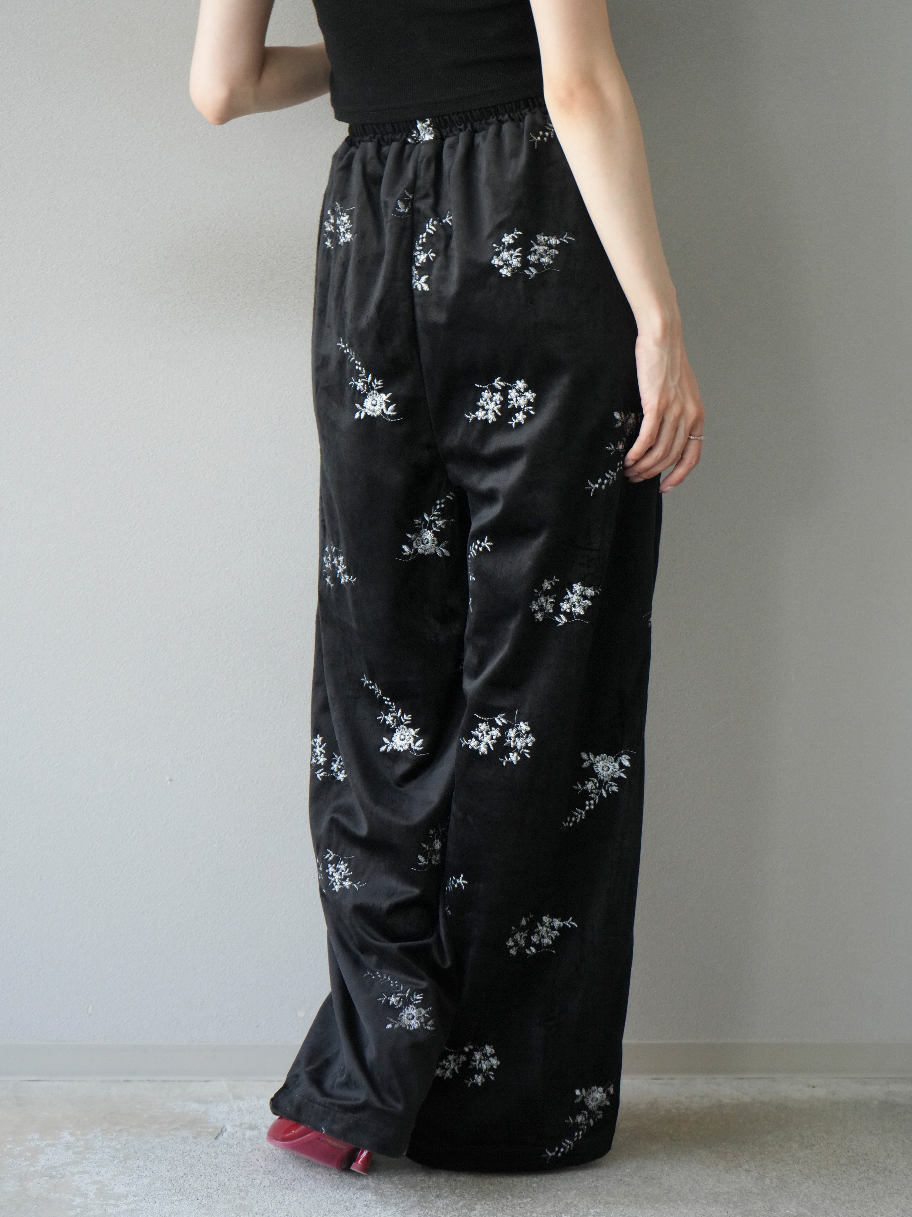 予約]ベロアフラワーエンブロイダリーイージーパンツ/ブラック