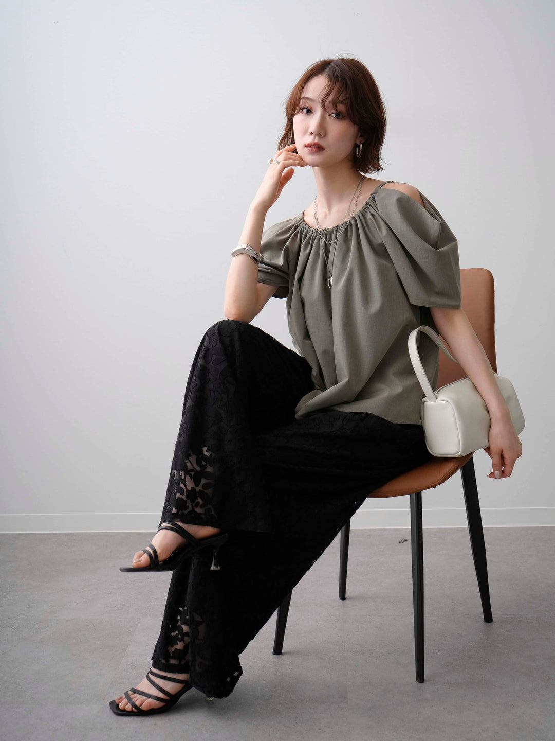[予約]オープンショルダーギャザートップス/ashkhaki