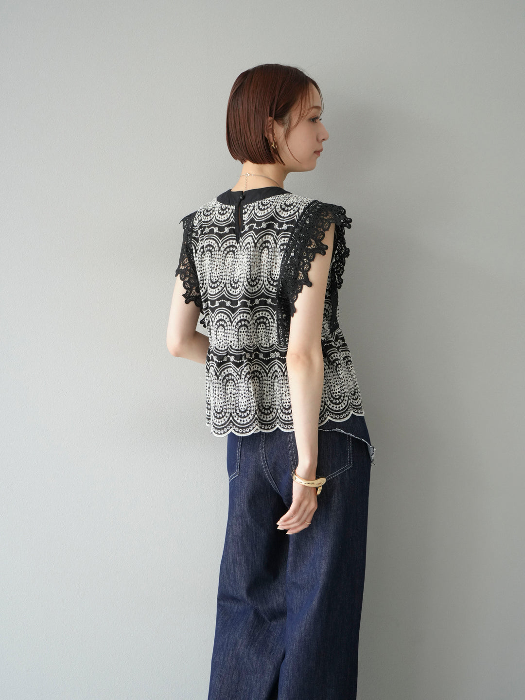 [SET] 扇貝刺繡蕾絲上衣 + 臀部設計牛仔褲 (2set)