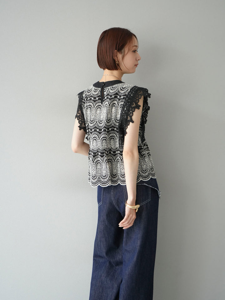 [SET] 扇貝刺繡蕾絲上衣 + 臀部設計牛仔褲 (2set)