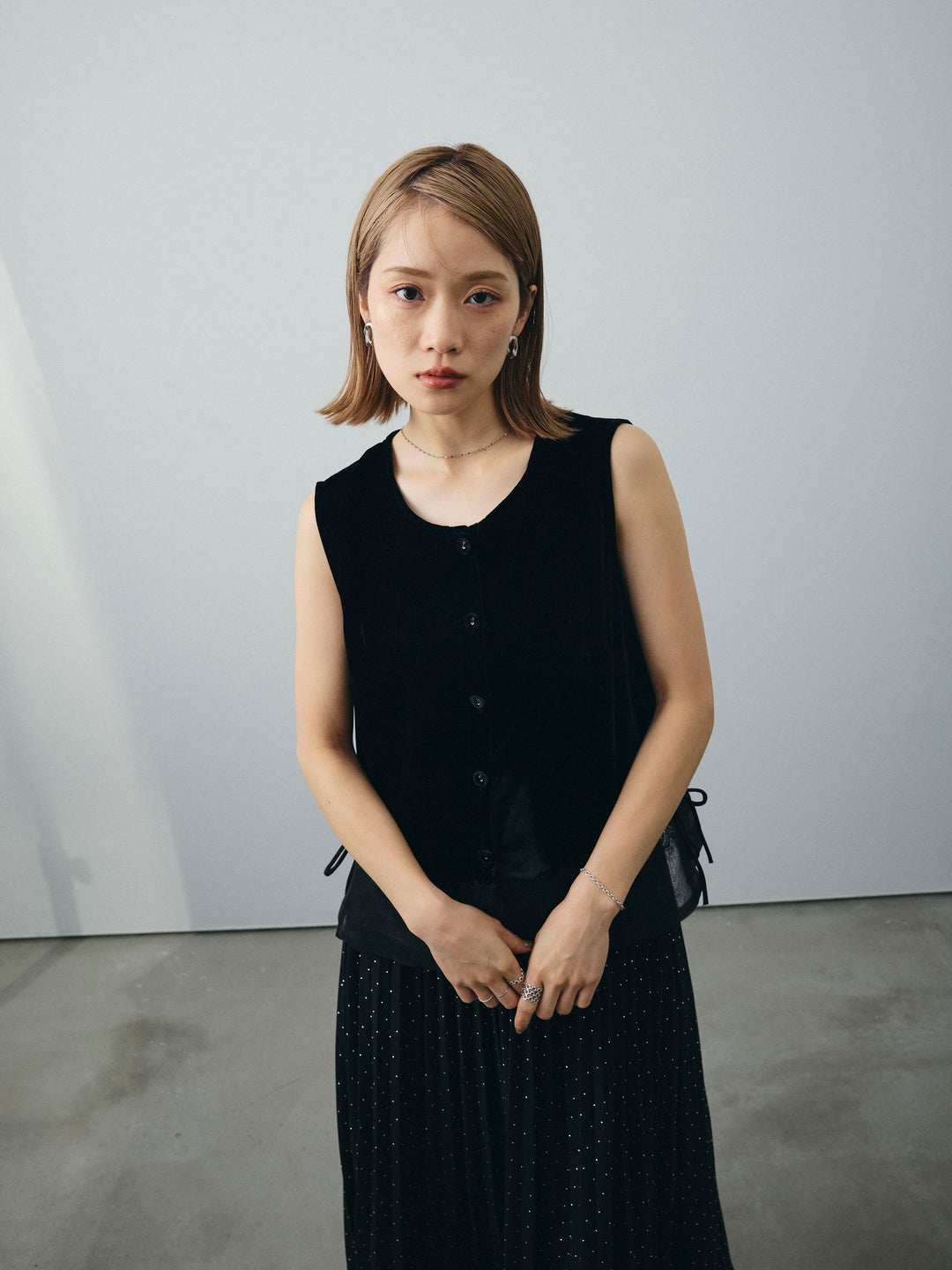 [SET]裾チュールベロアノースリーブプルオーバー+ラインストーンプリーツスカート(2set)