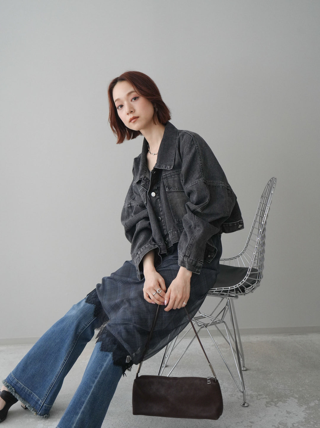 【套裝】牛仔短版襯衫外套+不對稱格紋蕾絲吊帶背心+流蘇半喇叭牛仔褲（三件套）