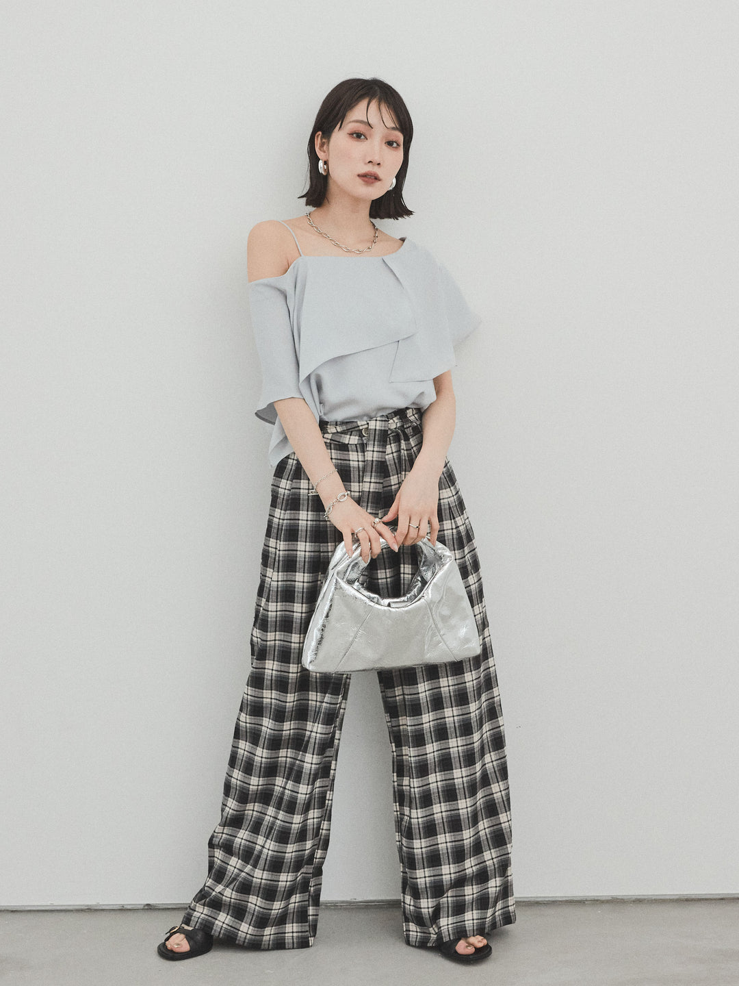 [SET]ワンショルラッフルブラウス+チェック柄ワイドパンツ(2set)