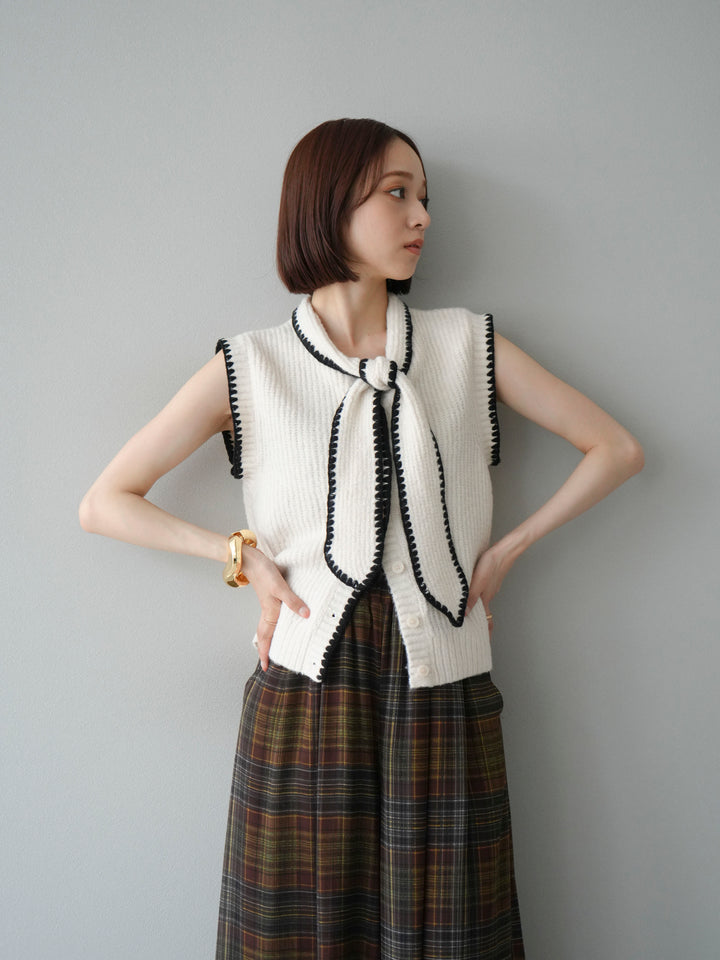 [予約]ステッチデザインボウタイニットベスト/アイボリー