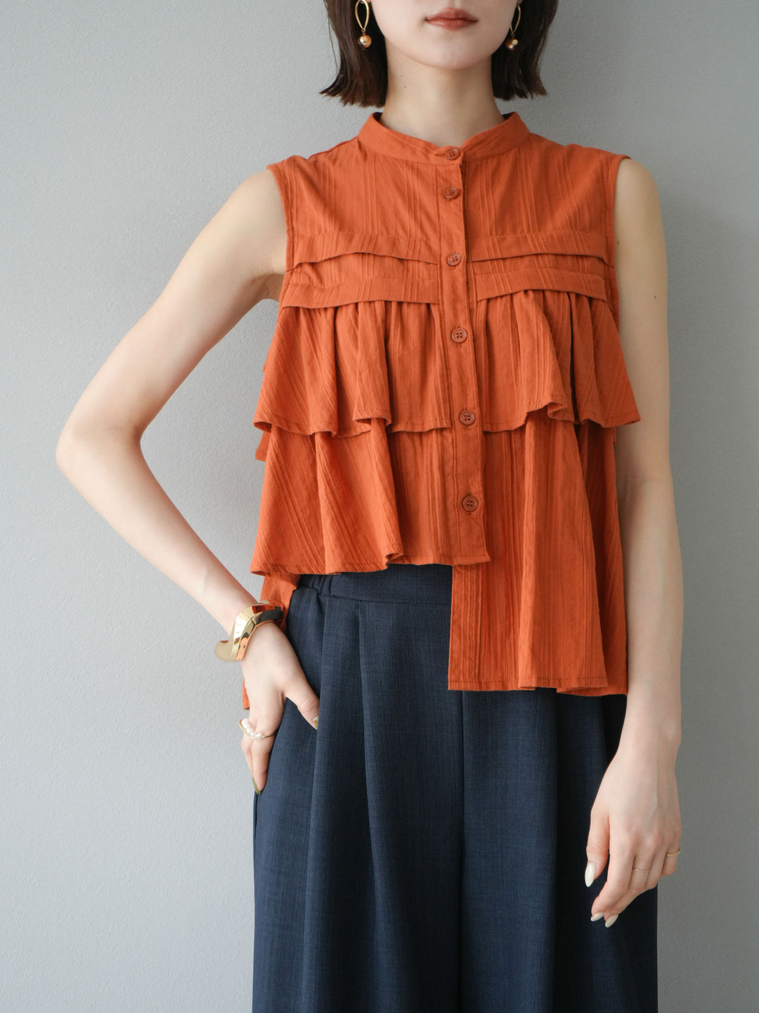 [予約]ドビーストライプアシンメトリーフリルノースリブラウス/テラコッタ