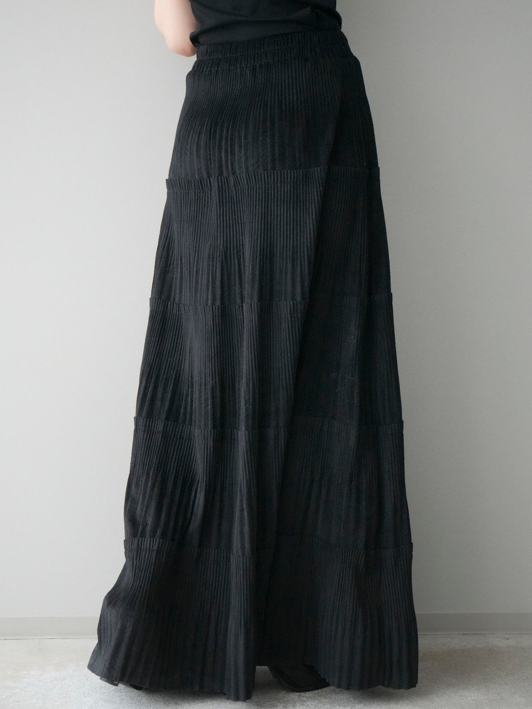 [予約]型押しスエードティアードプリーツスカート/black