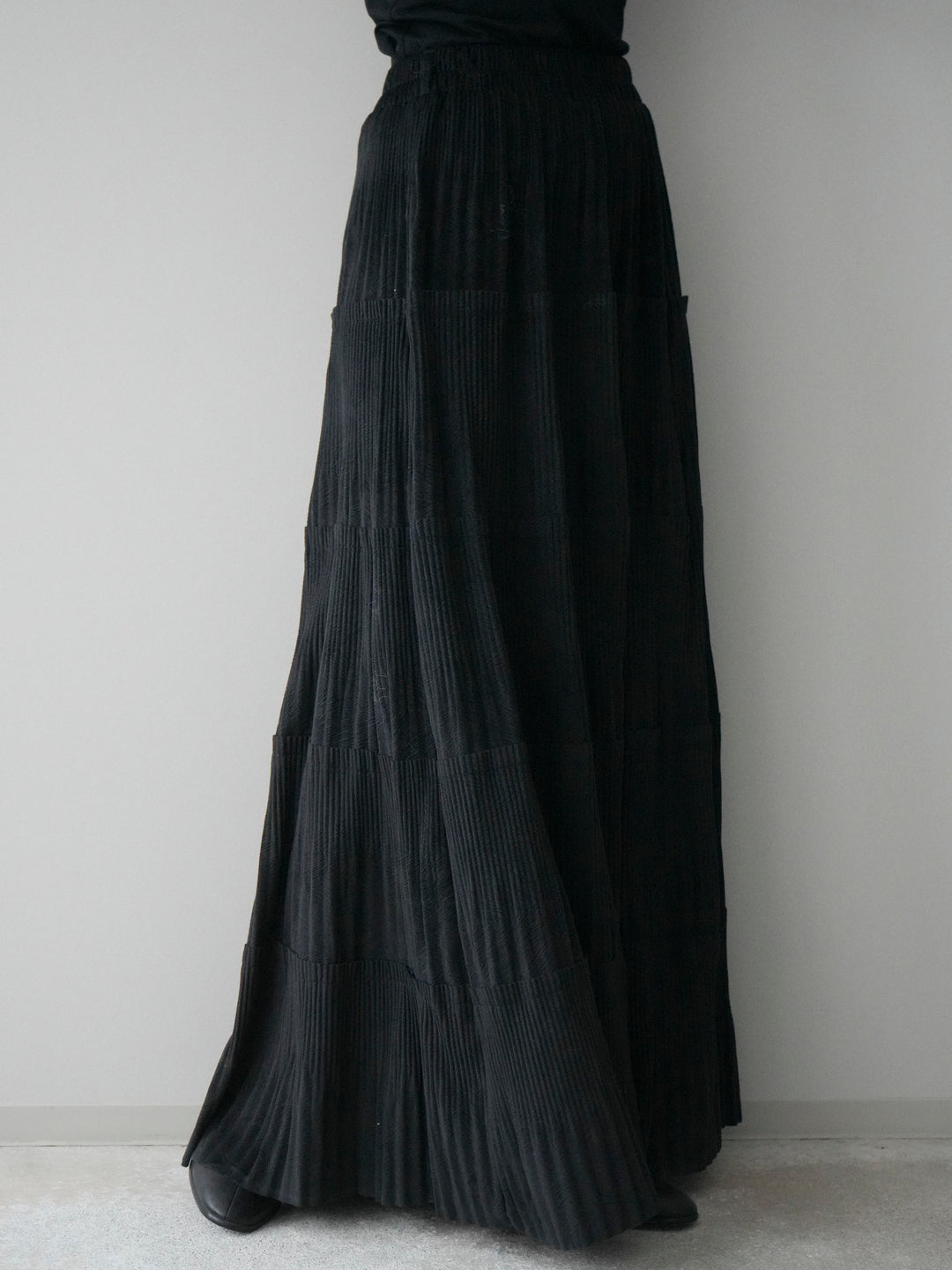 [予約]型押しスエードティアードプリーツスカート/black