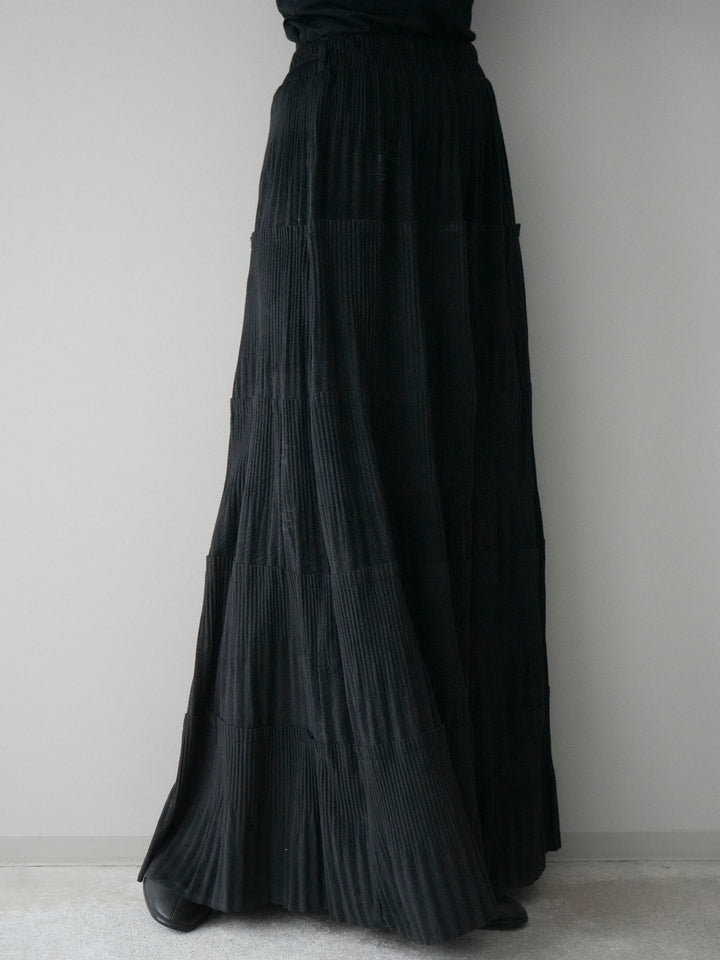 [予約]型押しスエードティアードプリーツスカート/black