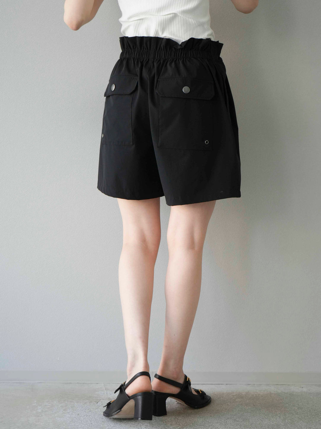 [預購] ICE TOUCH 荷葉邊褶皺短褲/黑色