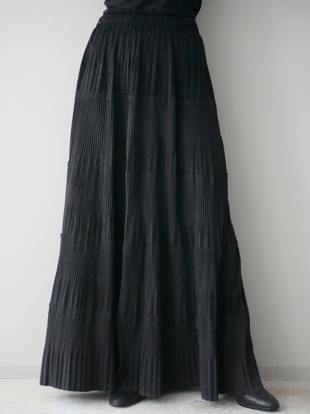 [予約]型押しスエードティアードプリーツスカート/black